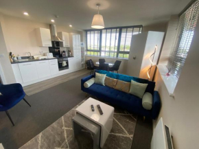 2 Bed Flat near Old Trafford Stadium with Parking